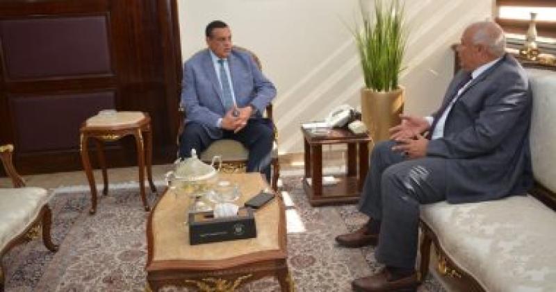 وزير التنمية المحلية مع محافظ الوادى الجديد