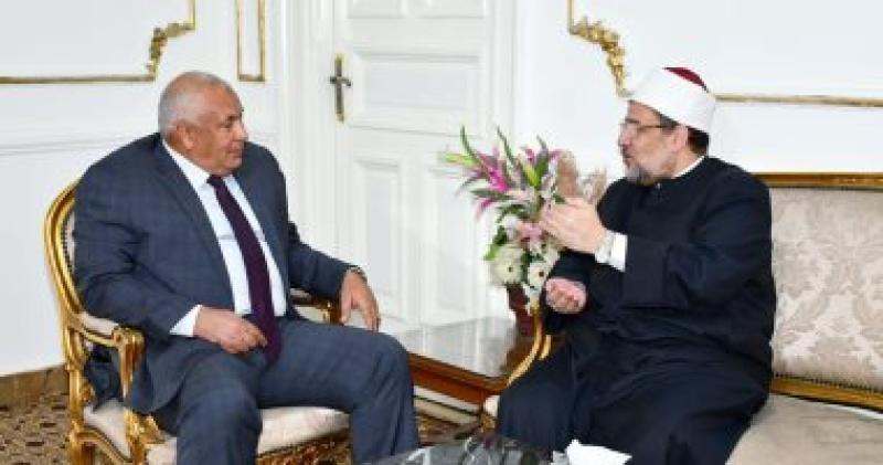 وزير الأوقاف خلال لقاء محافظ الوادى الجديد
