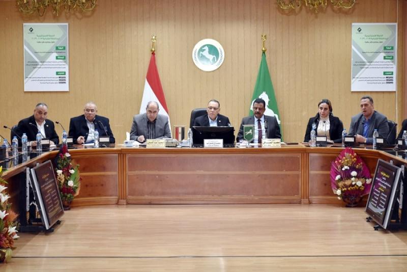 محافظ الشرقية يلتقى 10 اسر من الاولى بالرعاية ومتحدى الاعاقة  