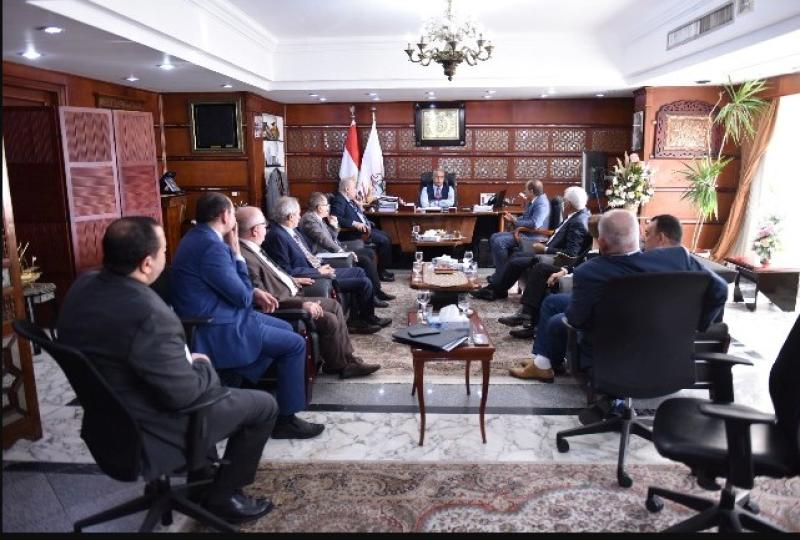 وزير القوى العاملة مع وفد الاتحاد المصري لمقاولي التشييد والبناء