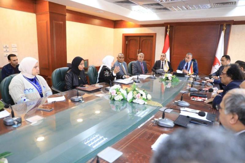 الفقى يبحث تطوير الهوية البصرية لمحافظة سوهاج