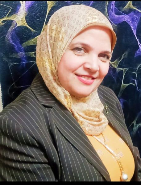 الاعلامية مها عبد الفتاح