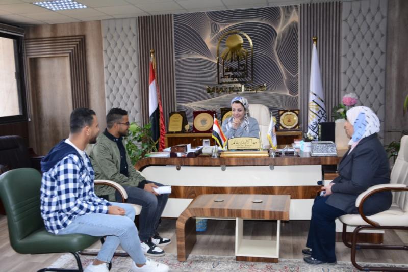 نائب رئيس جامعة أسيوط تستقبل الطلاب المشاركين في تنظيم مؤتمر المناخ