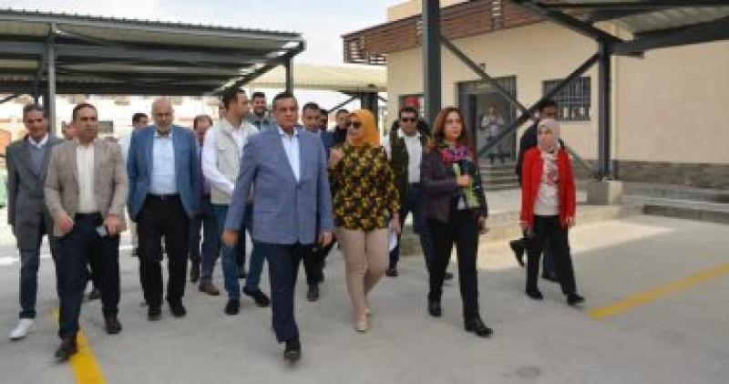 وزير التنمية المحلية ومحافظ دمياط خلال الجولة