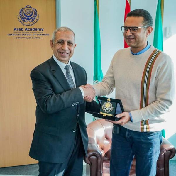 تكريم الرحالة المصرى صاحب أطول رحلة على موتوسيكل كهربائي
