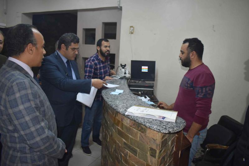 نائب محافظ المنيا يواصل الحملات الرقابية لمراجعة تراخيص المنشآت