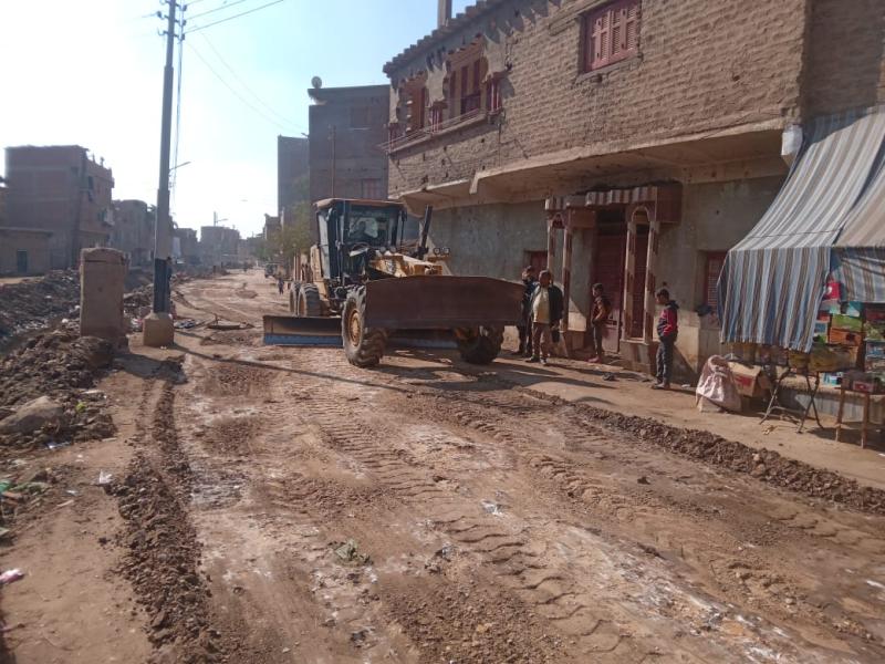 محافظ أسيوط: حملات نظافة وتسوية وتمهيد طرق وأعمال إنارة بقرى صدفا والبداري  