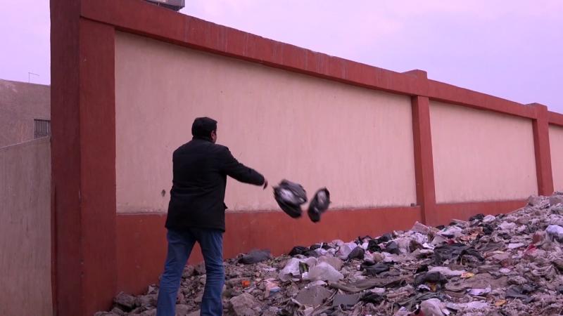 القاء المخلفات والقمامة على شريط السكك الحديدية