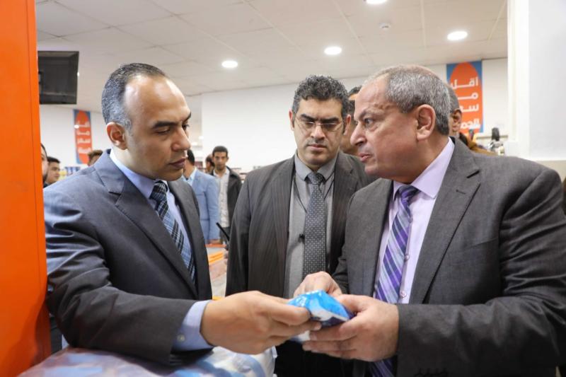 محافظ المنيا يكلف نائبه بمتابعة توافر السلع الأساسية بالأسواق، والتزام التجار وأصحاب المحال التجارية بالأسعار المقررة