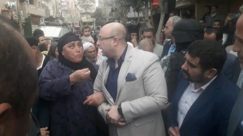 محافظ بني سويف يستمع للمواطنين خلال جولته  بقرية الميمون للاطئمنان على توافر السلع 