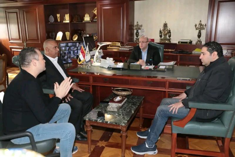 محافظ بني سويف يجتمع بمسئولي التموين لتكثيف الحملات الرقابية على الأسواق والمحال التجارية 