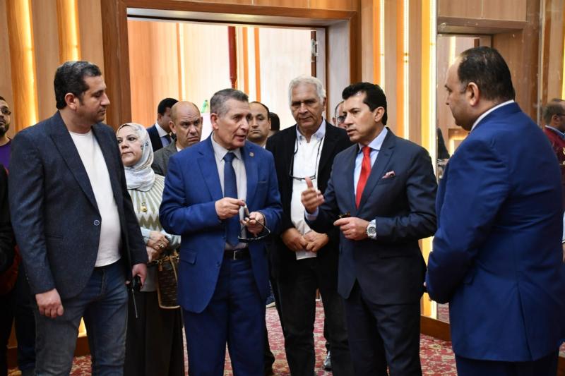 وزير الشباب والرياضة يتفقد فرع النادي بشيراتون 