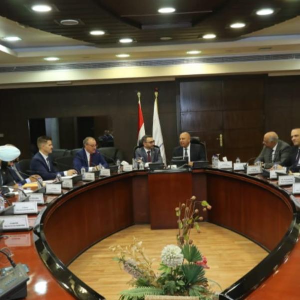 خلال الاجتماع