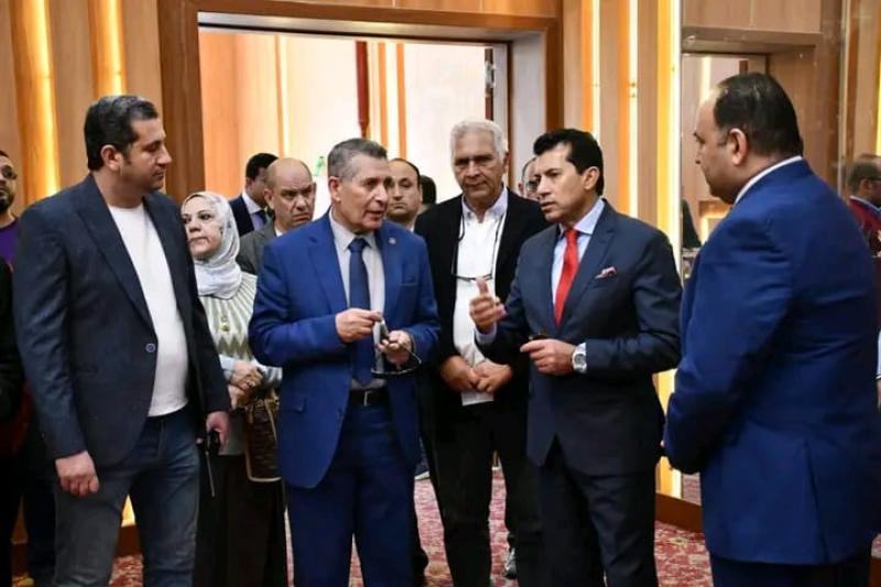 وزير الشباب والرياضة يتفقد فرع نادي النادي بشيراتون 