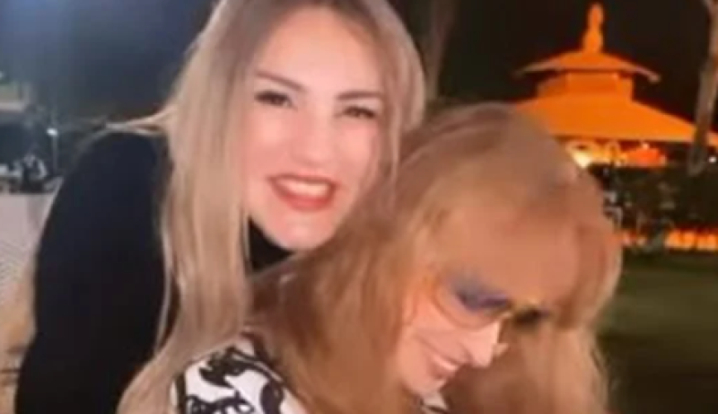 نيللى مع ابنة شقيقتها