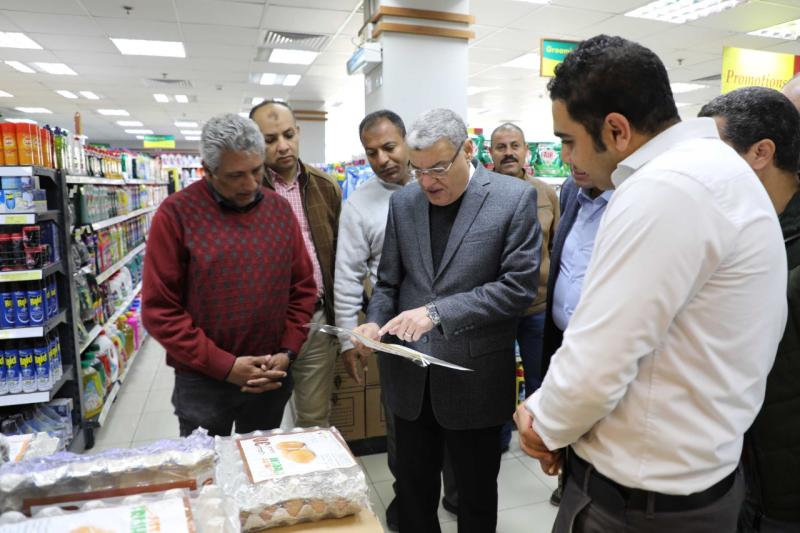 محافظ المنيا يقود حملة مكبرة لضبط الأسعار ومراقبة الأسواق  