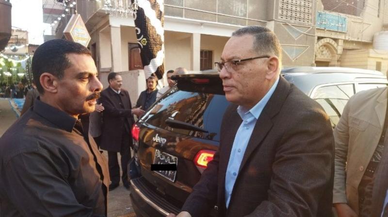 محافظ الشرقية يؤدى واجب العزاء