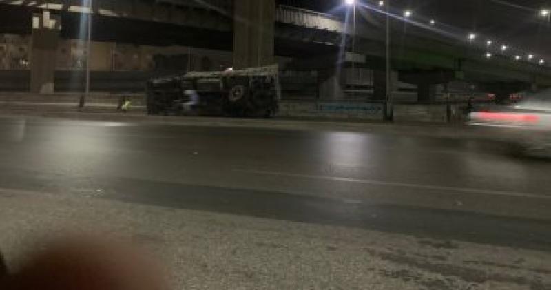 السيارة النقل المقلوبة أعلى طريق الوصلة بالمريوطية