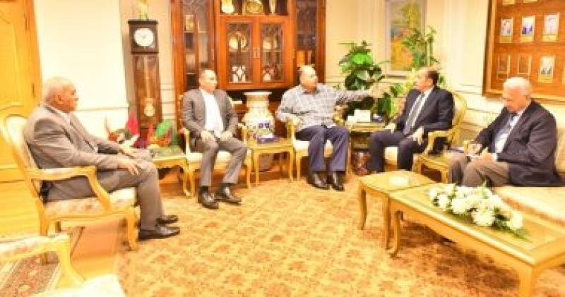 محافظ أسيوط خلال لقاء وفد وزارة التنمية الملحية