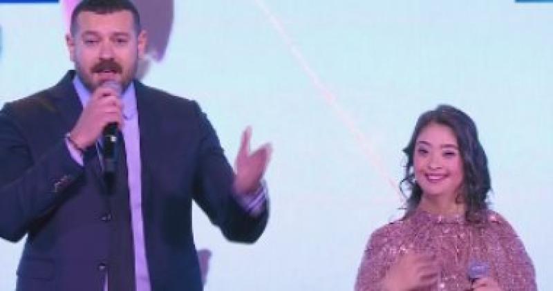 الشابة رحمة خالد مع عمرو يوسف