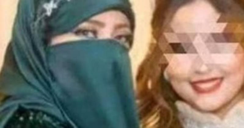 المتهمة ووالدتها
