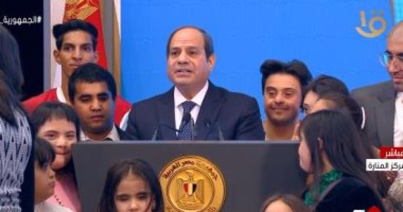 الرئيس السيسى يتوسط المشاركين فى الحفل