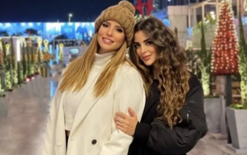 إيمان العاصي وشقيقتها