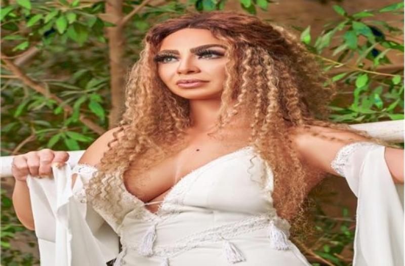 دوللى شاهين 