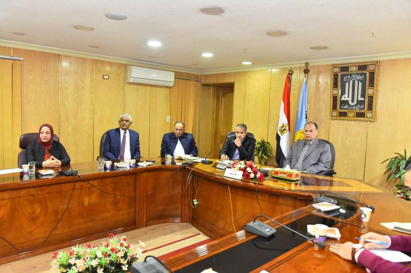 محافظ أسيوط يلتقي بعض أهالي قرية الزاوية لمناقشة احتياجات القرية وطلبات الأهالي وإيجاد الحلول لها  
