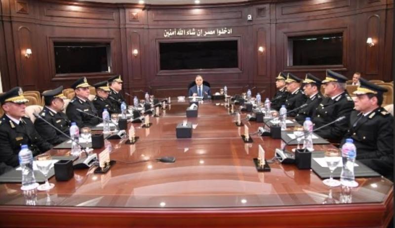 وزير الداخلية يستعرض مع مساعديه خطة تأمين أعياد المسيحيين ورأس السنة