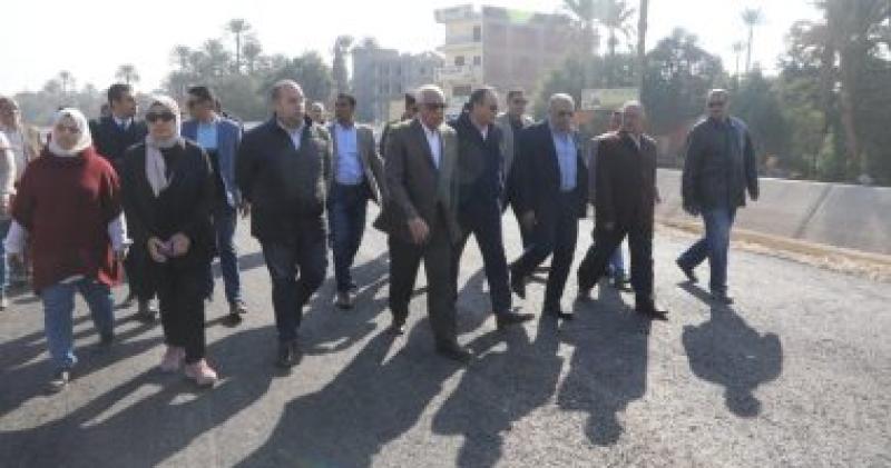 محافظ الجيزة خلال الجولة