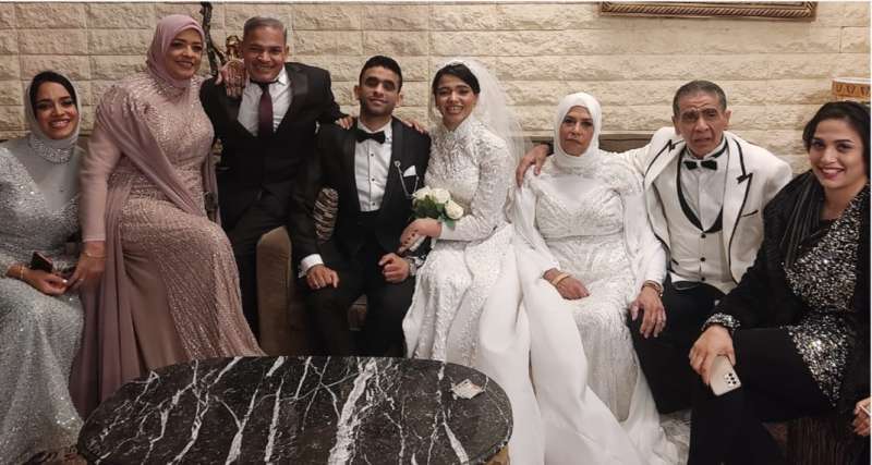 العروسان وسط الاهل
