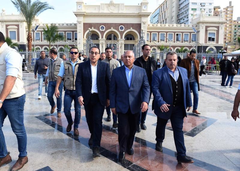 مدبولى يتفقد أعمال تطوير الميدان الرئيسي لمحطة مصر 