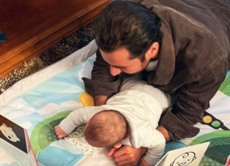 أحمد حاتم مع ابنه عزيز 