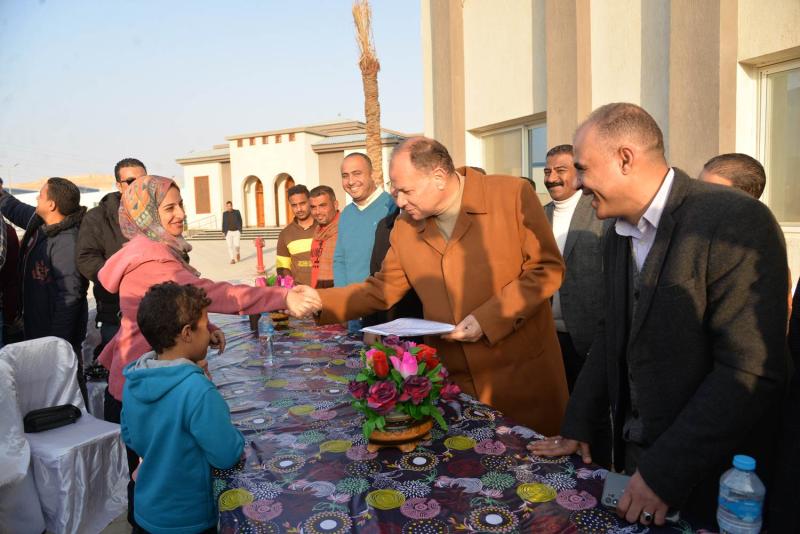 محافظ أسيوط يسلم 61 وحدة صناعية كاملة التجهيزات بمجمع الصناعات بعرب العوامر  