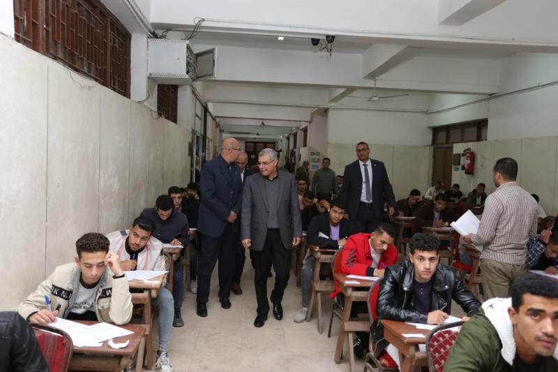 رئيس جامعة الزقازيق يتفقد سير أعمال امتحانات الفصل الدراسى الأول 