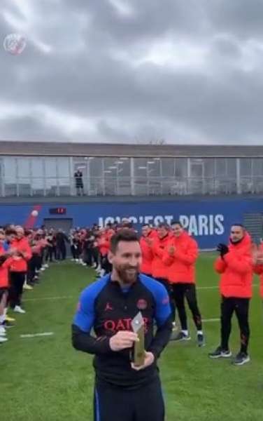 باريس يهنئ ميسي بعد الفوز بالمونديال