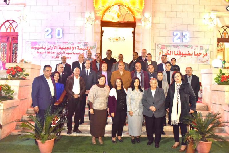 محافظ أسيوط يستكمل جولاته للكنائس لتقديم التهنئة بعيد الميلاد المجيد