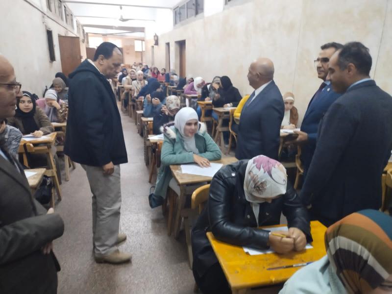 نائب رئيس جامعة الزقازيق يتفقد امتحانات الفصل الدراسى الأول بكليتى الآداب والعلوم