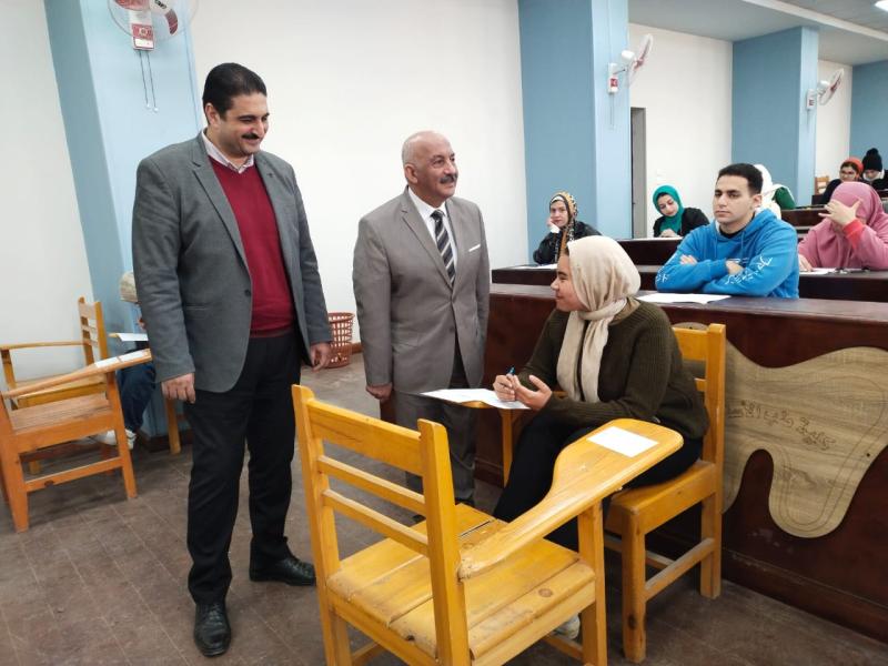 نائب رئيس جامعة الزقازيق يتفقد سير امتحانات الفصل الدراسى الأول بكلية طب وجراحة الفم والأسنان
