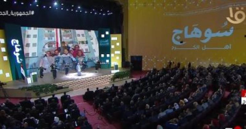 الرئيس السيسي يشاهد عرضا فنيا