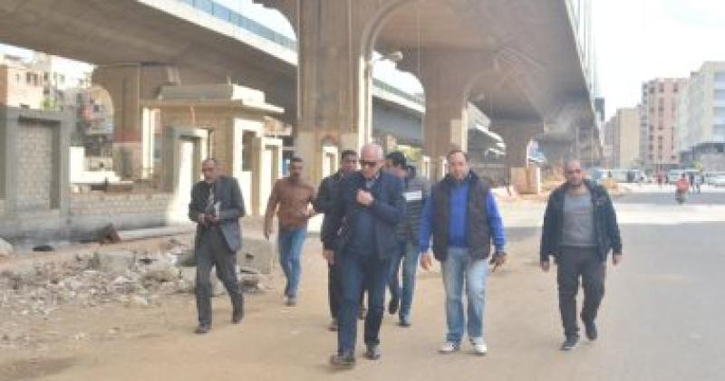 محافظ الجيزة خلال الجولة