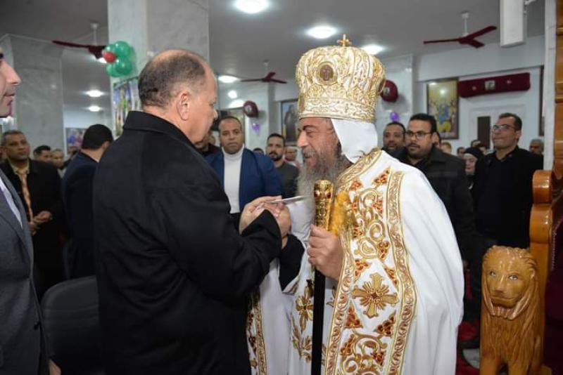 محافظ أسيوط يواصل زيارته للكنائس للتهنئة بعيد الميلاد المجيد