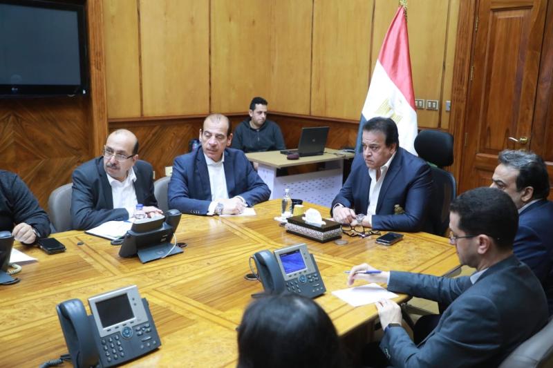 وزير الصحة يرأس غرفة الأزمات  لمتابعة التأمين الطبي لاحتفالات أعياد الميلاد