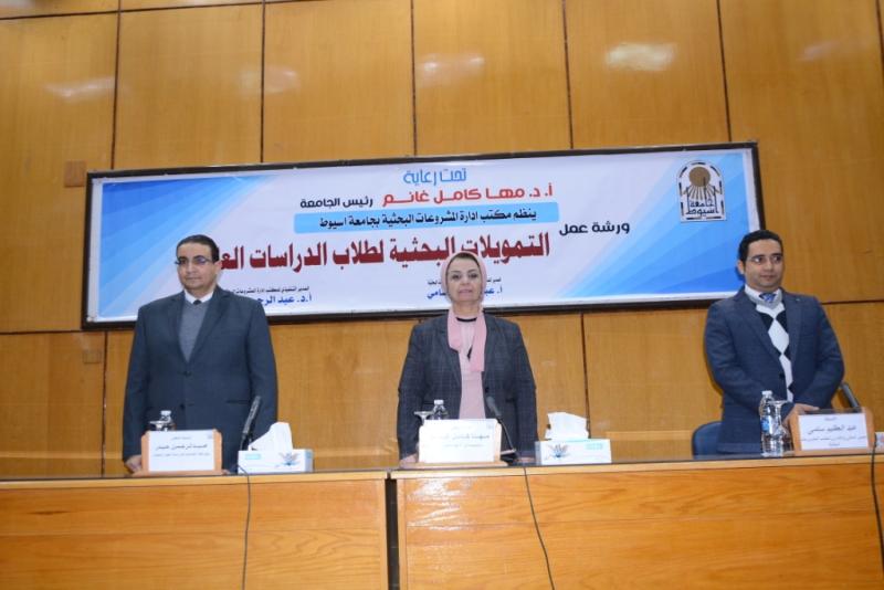 رئيس جامعة أسيوط تشهد انطلاق ورشة عمل التمويلات البحثية لطلاب الدراسات العليا