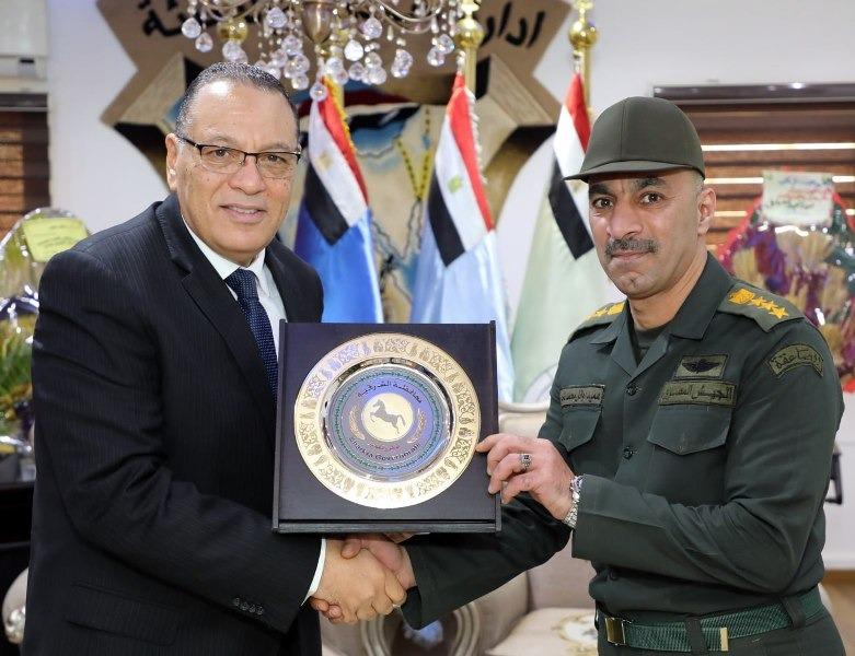 محافظ الشرقية فى الكلية الجوية لتقديم التهنئة لمدير الكلية الجديد