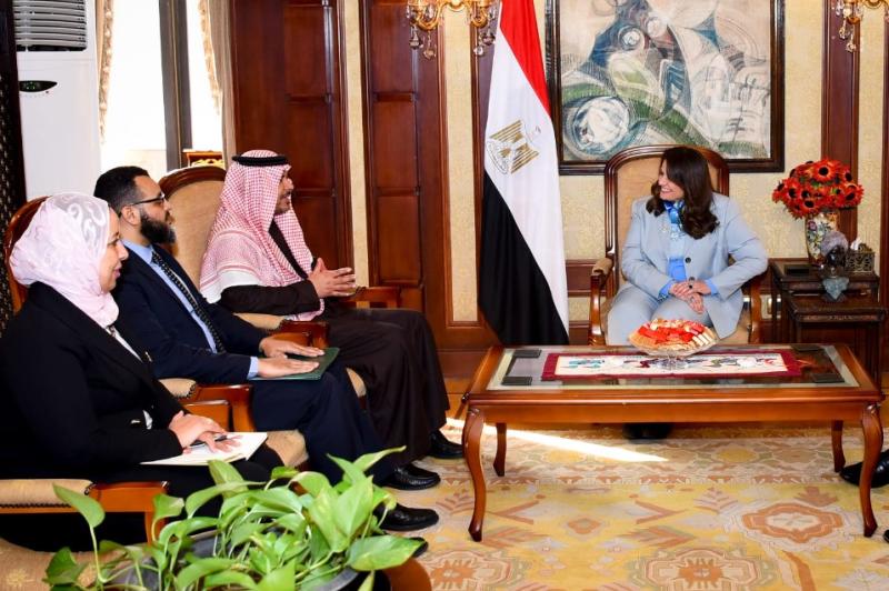 اجتماع السفيرة سها جندي وزيرة الدولة للهجرة وشئون المصريين بالخارج، مع فيصل العتيبي الملحق العمالي ا