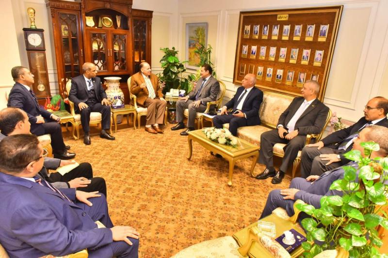محافظ أسيوط يستقبل نائب وزير المالية بالديوان العام خلال زيارته للمحافظة لافتتاح تطوير المديرية المالية  