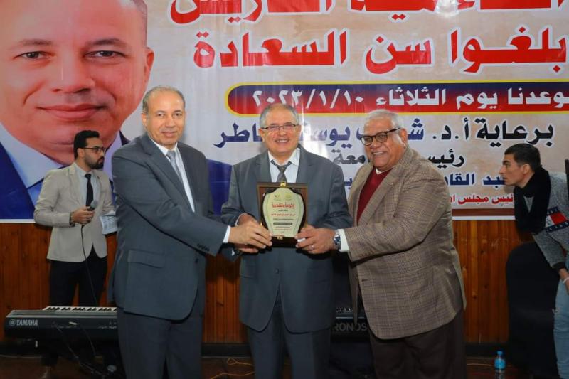 جامعة المنصورة تكرم أعضاء هيئة التدريس الذين بلغوا سن التقاعد