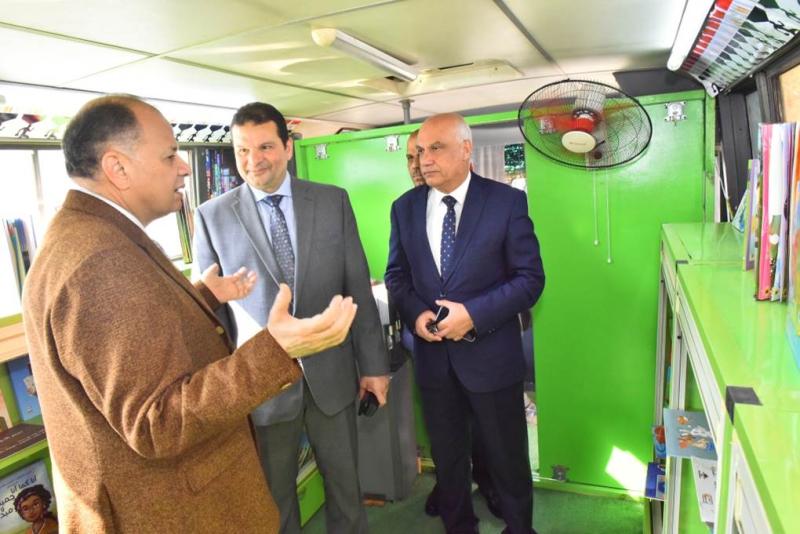 محافظ أسيوط ونائب وزير المالية يتفقدان مكتبة مصر العامة المتنقلة على هامش زيارته للمحافظة  